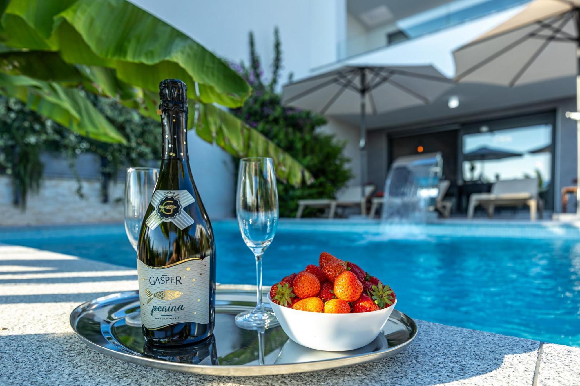 Luxury Villas White Sails Pinezići Exteriör bild